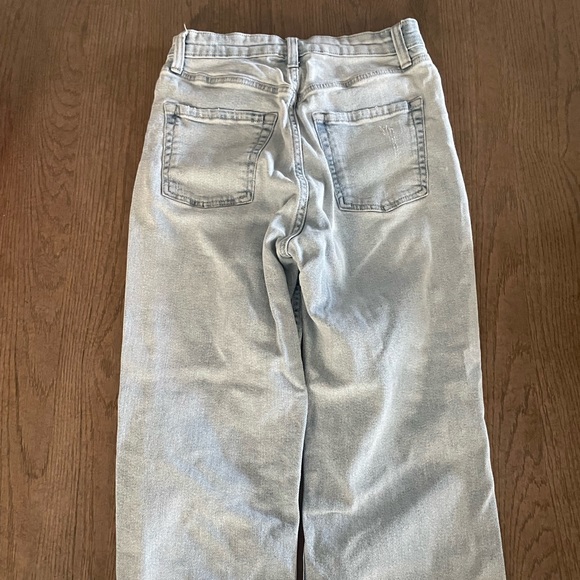 High rise light washed ripped jeans size 6 - Picture 2 of 4